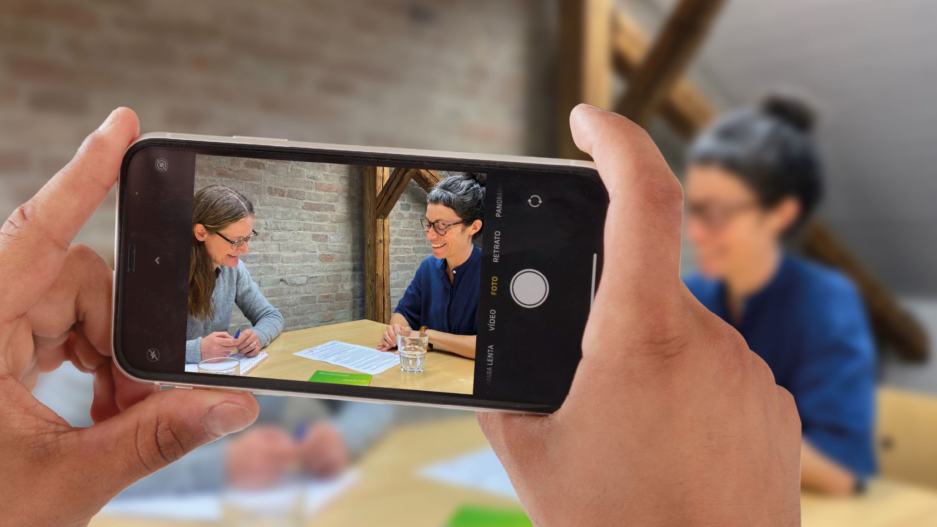 Regula Schmid et Sandra Stark sont assises à une table et discutent.